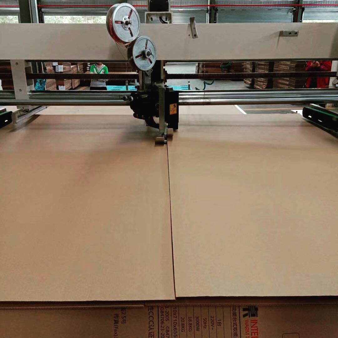 標(biāo)題：高效精準(zhǔn)，賦能包裝——雙片式釘箱機(jī)