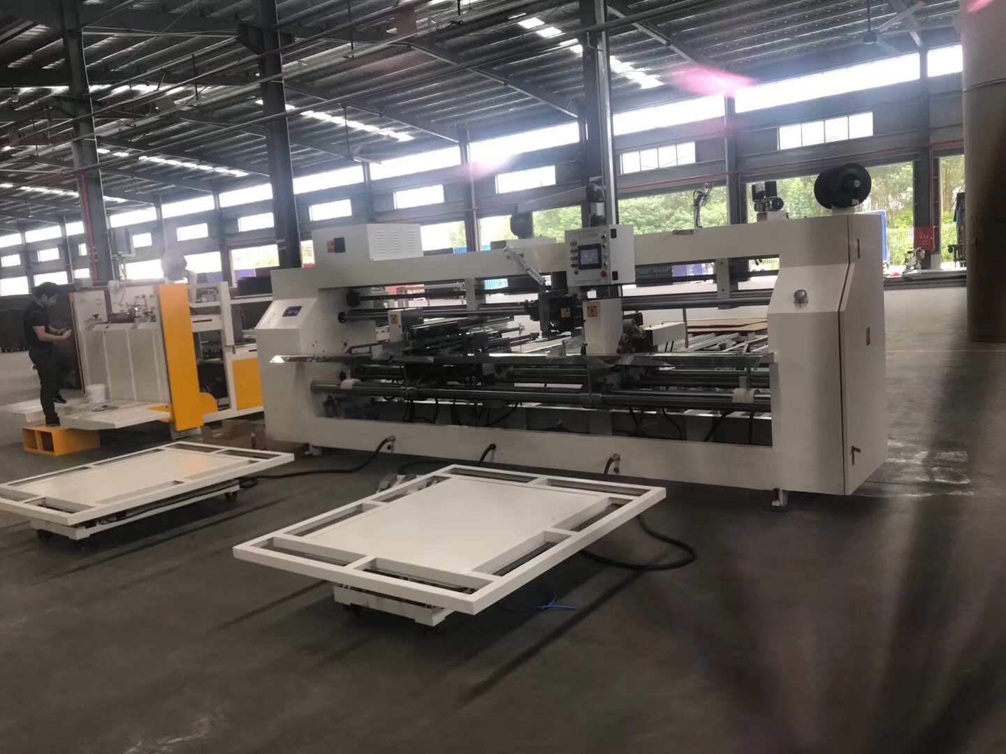 標(biāo)題：高效精準(zhǔn)，賦能包裝——雙片式釘箱機